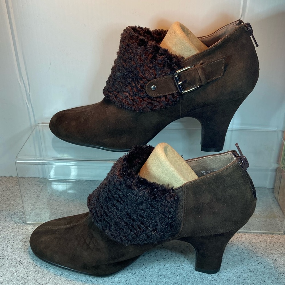 Dark chocolate brown aerosoles booties. Fur detail on‎ front 3.5” heel. Box 10